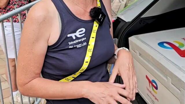 Sophie gère les bidons des coureurs du Tour de France