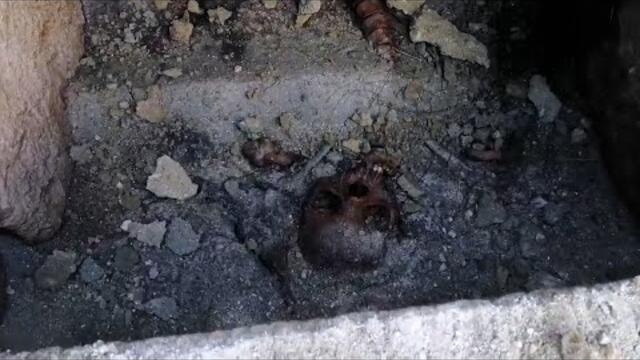 Археолозите намериха непокътнат гроб под масивни каменни плочи в Хераклея Синтика