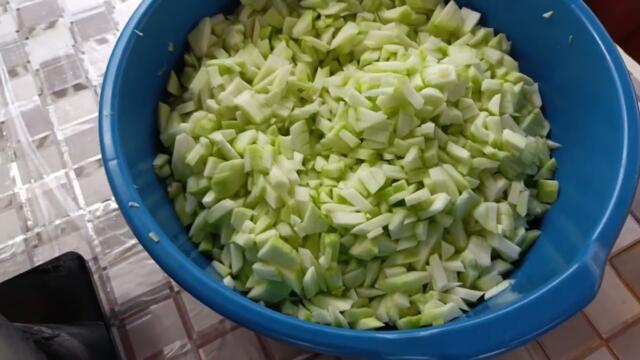 Прості рецепти// Салат кабачки з печерицями і соусом сацебелі 