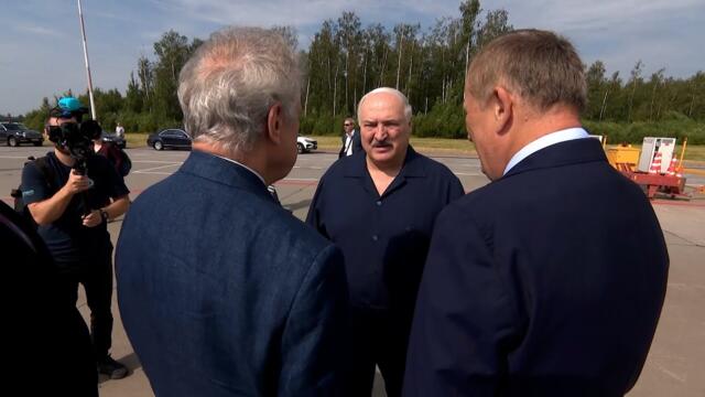 Лукашенко: Что старшему брату передать? // Президента встретили в Санкт-Петербурге