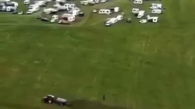 Des agriculteurs étendent du lisier pour déloger des gens du voyage