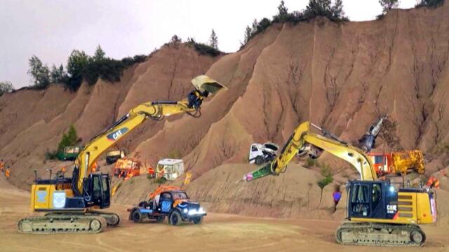 Theater Company Puts on 'Romeo and Juliet' Using Construction Machinery in Estonia