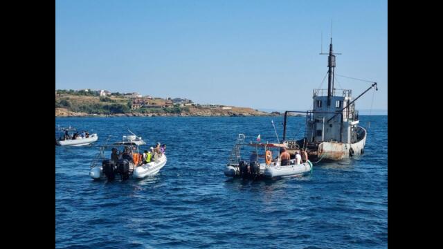 Президентът Румен Радев се гмурна при потапянето на кораба „Чавдар“ край Созопол