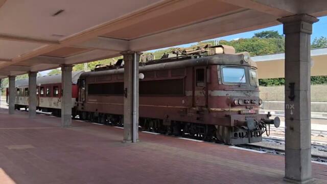 ПВ 40115 с локомотив 44 132, пристигащ на пълната с пътници гара Русе