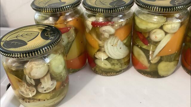 Дуже СМАЧНИЙ САЛАТ АСОРТІ З ПЕЧЕРИЦЯМИ // ДОМАШНІ РЕЦЕПТИ.