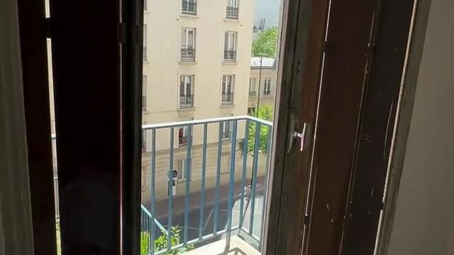 Hugo Manos présente son nouvel appartement, encore en travaux, sur Instagram.
