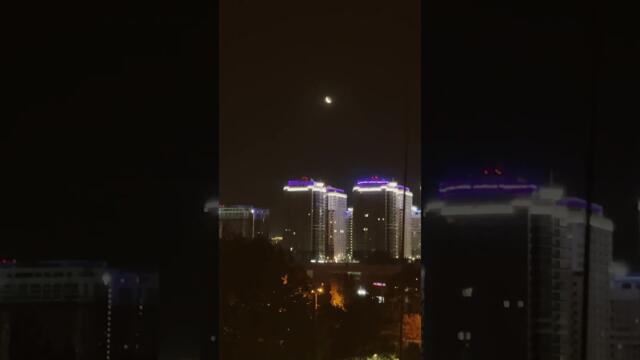Полнолуние, но видна половинка желтой луны . Краснодар