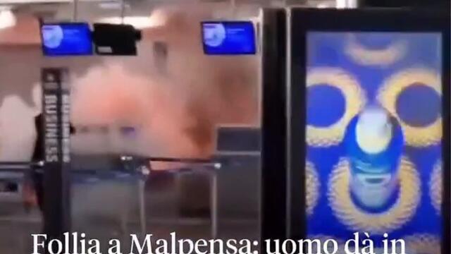 Les images d'un homme de 26 ans, d'origine malienne, qui ravage les comptoirs de l'aéroport de Milan à coups de marteau et met le feu, provoquant la p