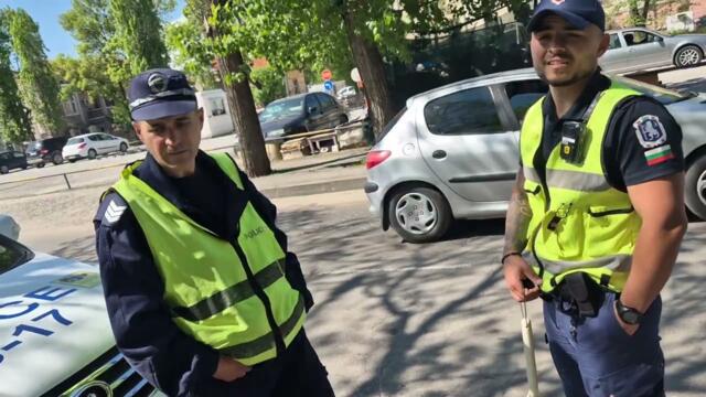 Видео на наш читател показва полицейски автомобил, спрял ... вижте къде