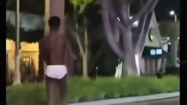 Le rappeur américain Lil Nas X a été hospitalisé après avoir été filmé, quasiment nu et en santiags, marchant en pleine nuit, dans les rues de Los Ang