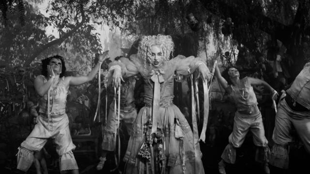 Mercredi (Netflix) : Tim Burton met en scène Lady Gaga en poupée terrifiante dans le clip “The Dead Dance”