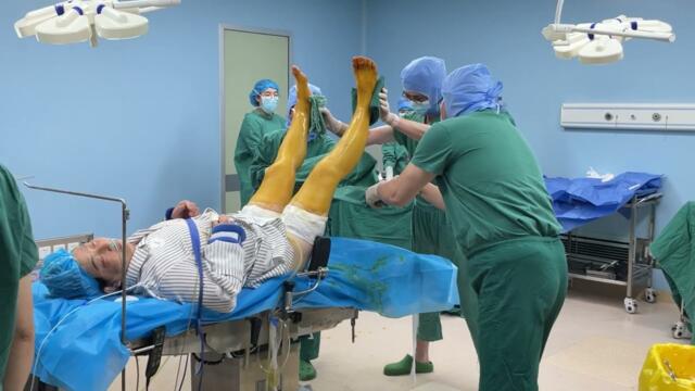 膝关节置换手术，医生全程展示操作过程