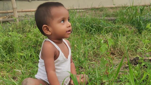 জায়ানের কাদা দিয়ে খেলা।