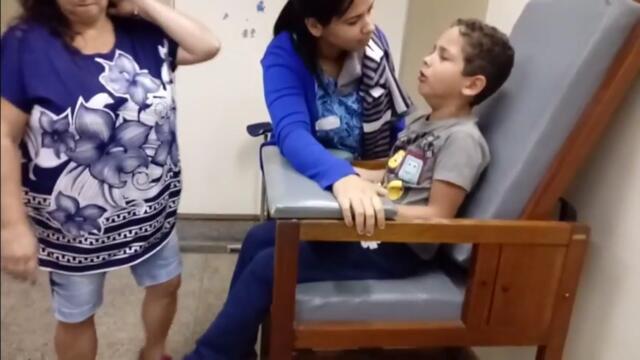 Coleta de sangue em criança muito agitada./ جمع آوری خون/Blood collection.//جمع الدم.