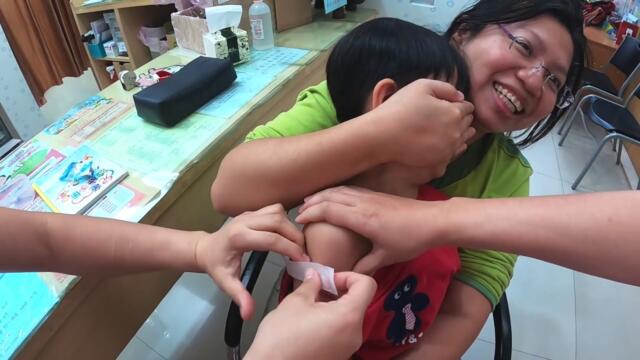打之前很緊張...第一次打完針還笑瞇瞇的｜帶兒子打5歲預防針