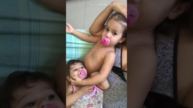 Chachaylla colocando a Manu pra dormir 😂