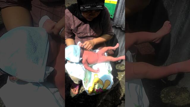 Melahirkan bayi laki laki masih merah dijemur