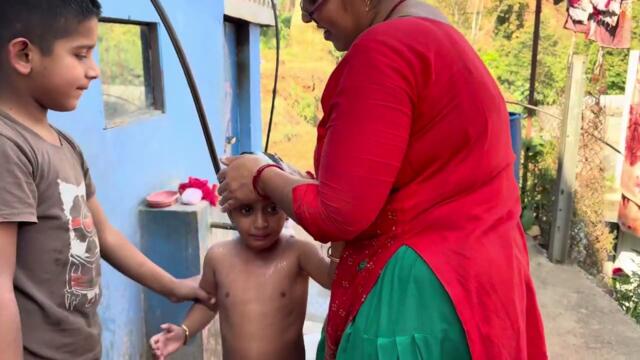 Ojas लाई नुहाऊदै रन्जु❤️❤️