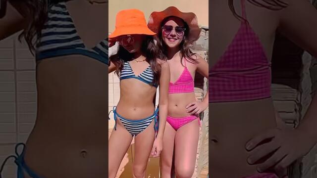 2 niñas en👙bailando