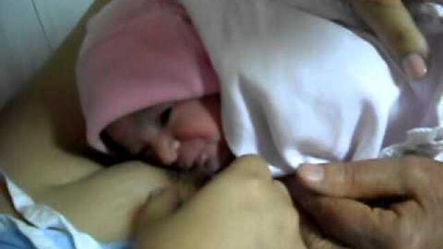 Primeira Mamada da Luara Cunha Martins.AVI