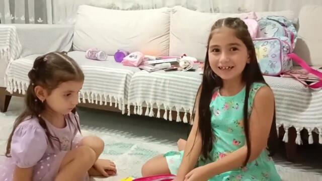 Kız kardeşlerin asya ve alya nın okul çantalarını hazırladık