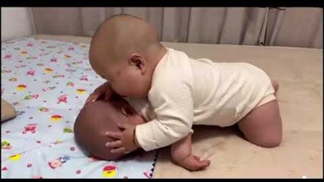 Khi nhà có cặp song sinh trái tính trái nết..