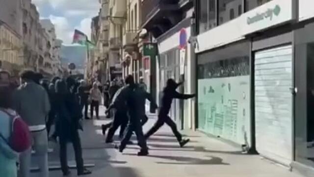 Lors des manifestations du 10 septembre, des jeunes masqués ont vandalisé un Carrefour à Saint-Etienne 