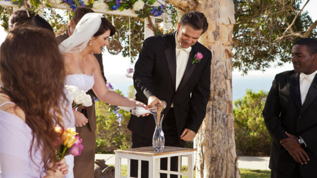 В обувките на Купидон (синхронен екип, дублаж по Нова телевизия на 14.09.2025 г.) (запис)