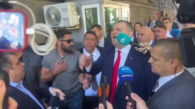 ИЗВЪНРЕДНО: Сблъсък и тежки обиди между Пеевски и Асен Василев