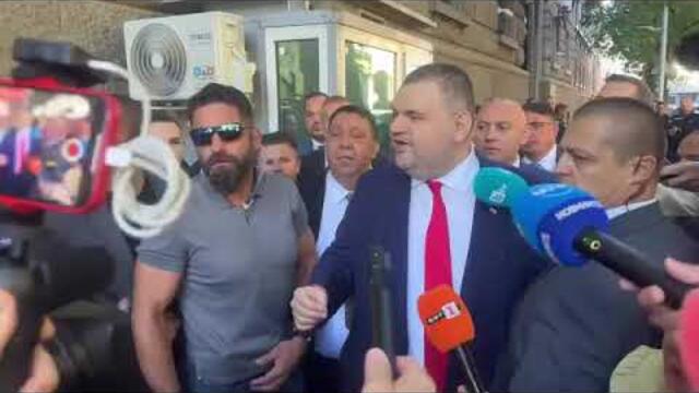 ИЗВЪНРЕДНО! НАПРЕЖЕНИЕ пред НС! Пеевски и Асен Василев в ЖЕСТОК СБЛЪСЪК