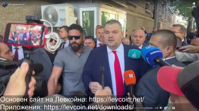 Полицай почина, докато охранява властта от протестите. Шишо и Асен в селска свада на метри от него!