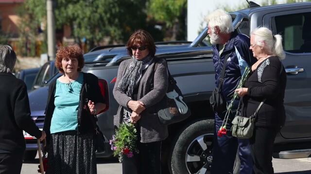 Изпратиха починалия на вчерашния протест полицай