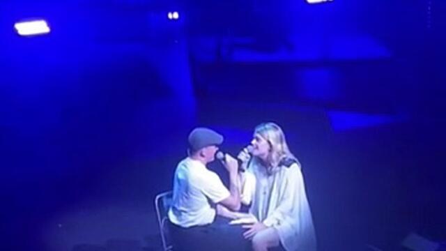 Zaho de Sagazan embrasse son compagnon sur la scène de l'Olympia