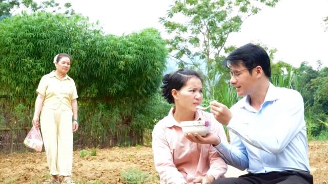 CEO Toan's mother saved Tu Diem but quietly left when her son appeared.