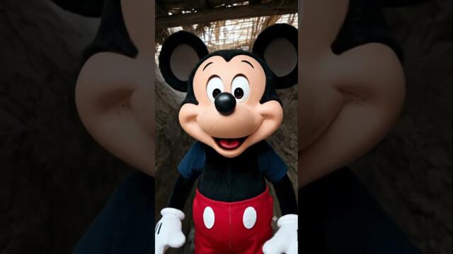 mickey mouse está correndo paraadelante no túne