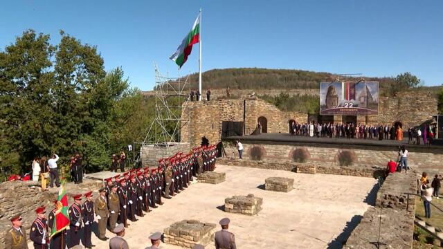 Българският трибагреник се развя над Царевец във Велико Търново