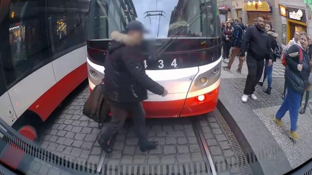 Nejhorší Nehody Tramvají Zachycené na Kameře!