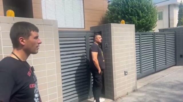 Ивелин Михайлов и Николай Бареков пред дома на Слави Трифонов в търсене на отговор за ИТН