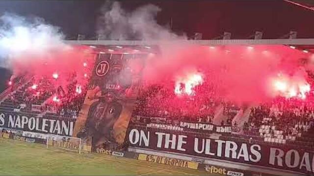 Феновете на Локо с пиро шоу за мача с Левски