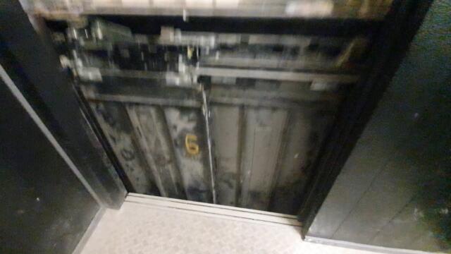 Лифт из ночных кошмаров, персональный, только для механиков