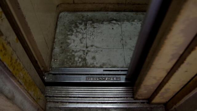 狭い古い怖いシンドラーエレベーター