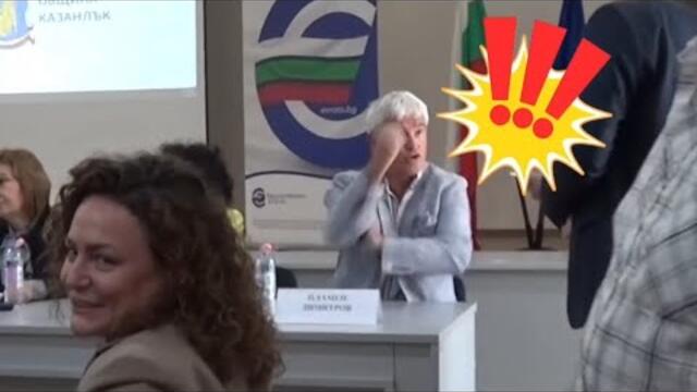 ШЕФЪТ НА КНСБ С НЕПРИЛИЧЕН ЖЕСТ КЪМ ГРАЖДАНИ ПО ВРЕМЕ НА ДИСКУСИЯ ЗА ЕВРОТО