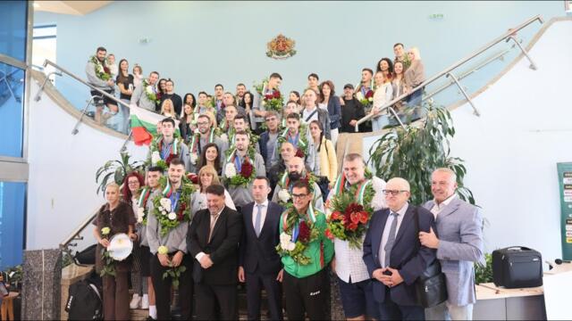 Световните вицешампиони кацнаха на родна земя