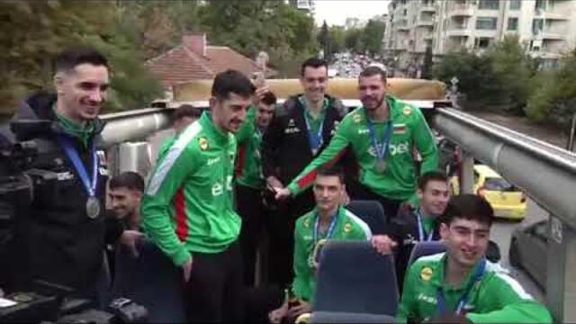 България празнува със своите герои   на живо от открития автобус и от площад 'Александър Невски'