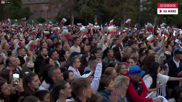 "Сърце, душа - за България!": Хиляди хора посрещнаха националния отбор по волейбол