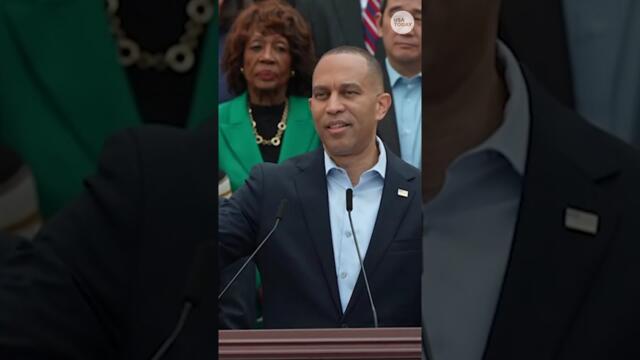 Rep. Hakeem Jeffries confronts President Trump over 'racist' government shutdown video #Shorts