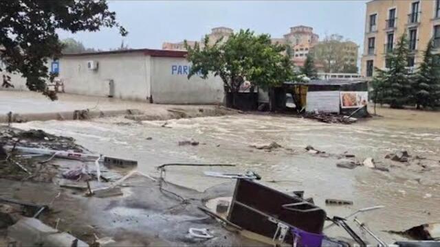 Потопът в Елените взе жертва, хотелите са залети, автомобили се носят във водата