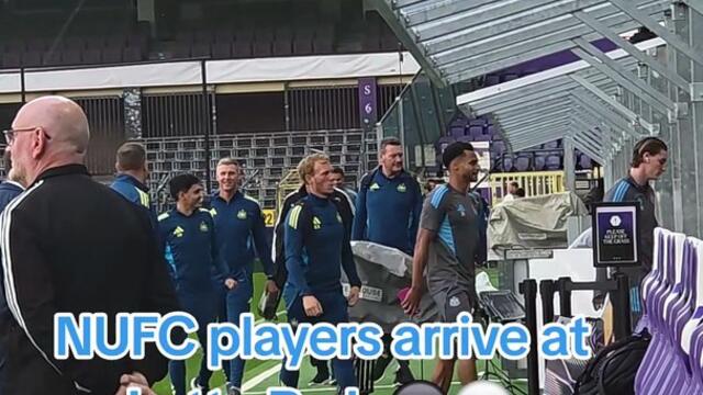 NUFC players arrive at Lotto Park ⚫️ ⚪️