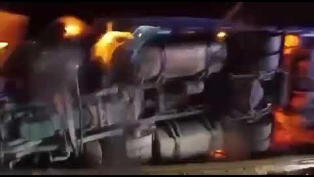 Извънредно! ТИР се обърна между Ботевград и Мездра, пътят е затворен