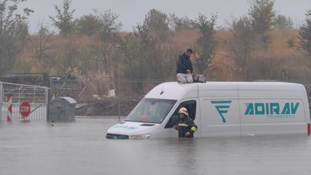 Пожарната в Русе спаси мъж, качен върху покрива на потънал във водата бус